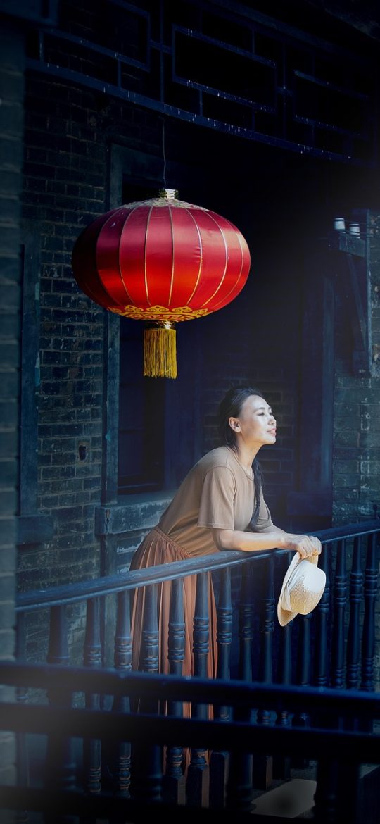 开云中国 App 首页界面截图，顶部为暖棕色导航栏，中部是内容卡片列表，底部为四个功能入口图标
